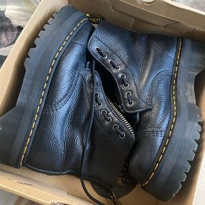 LIGHTLY WORN PEBBLE LEATHER DOC MARTENS